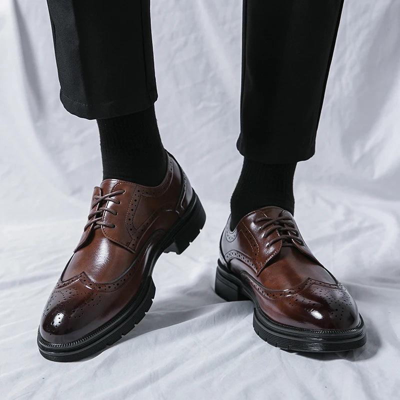 Zapatos de vestir elegantes de cuero con adornos